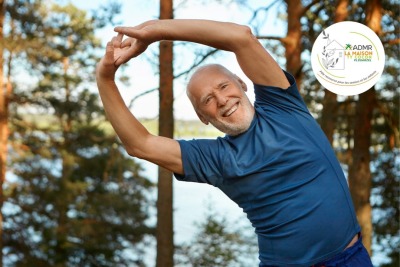 homme senior s'étirant après une séance de sport en extérieur