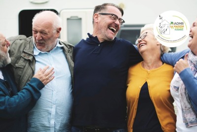 groupe de seniors se tenant par les épaules et riant