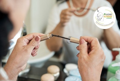 gros plan mains femme tenant un mascara