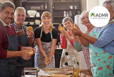 groupe de seniors et animatrice pendant un atelier collectif de cuisine