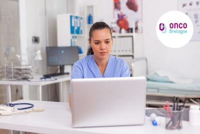 jeune soignante consultant son ordinateur portable dans son cabinet médical