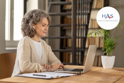 femme regardant quelque chose sur son ordinateur portable