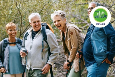 Groupe de seniors plaisantant pendant une randonnée collective