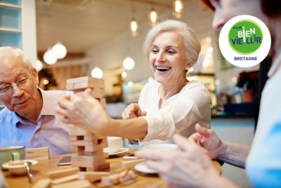 groupe de seniors jouant à des jeux de societé