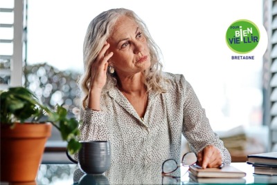 femme senior réfléchissant