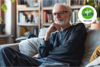 homme âgée réfléchissant dans son canapé