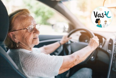 femme âgée au volant de sa voiture