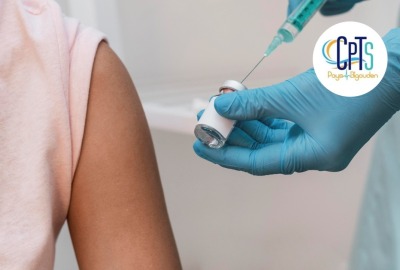 gros plan bras personne qui va se faire vacciner et main du docteur avec seringue à côté