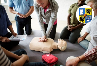 personnes effectuant des exercices lors d'un cours collectif gestes de premiers secours