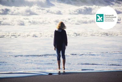 femme seule face à la mer, vue de dos