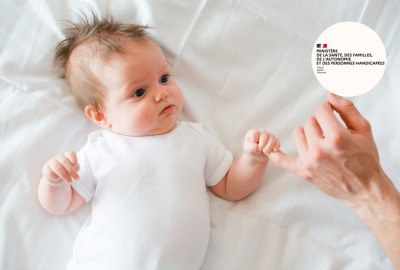 gros plan bébé tenant le petit doigt de son parent