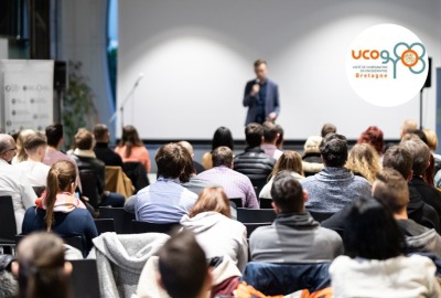 personnes de dos assistant à un séminaire