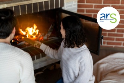 couple allumant feu dans une cheminée