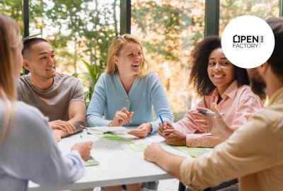 groupe de jeunes adultes pendant une réunion de travail