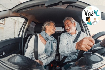 couple de seniors se regardant en souriant dans une voiture
