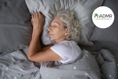 femme senior dormant paisiblement