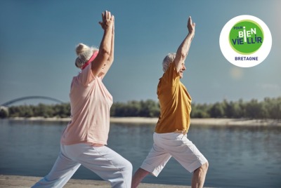 duo de seniors faisant des exercices d'étirement en extérieur