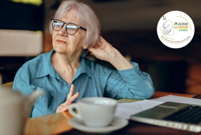 femme senior réfléchissant devant son ordinateur portable