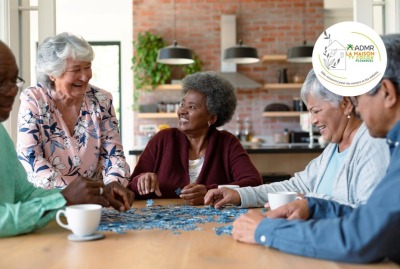 groupe de seniors faisant un puzzle ensemble