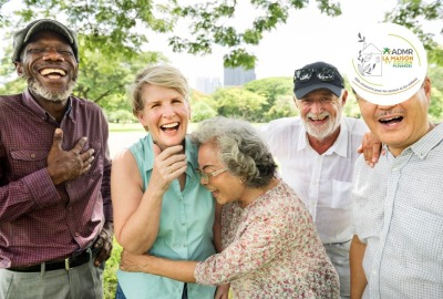 groupe de seniors riant