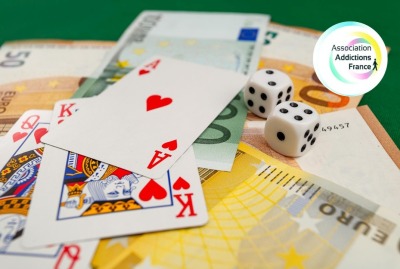 gros plan sur cartes à jouer, billets en euros et dés