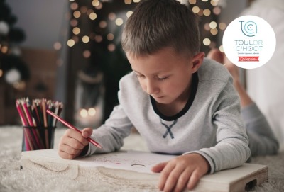 gros plan jeune garçon dessinant allongé sur le sol