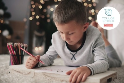 jeune garçon dessinant allongé sur le sol