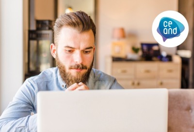 jeune homme regardant quelque chose sur son ordinateur portable