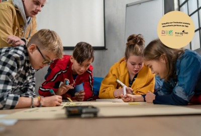 groupe de jeunes travaillant collectivement sur un projet papier