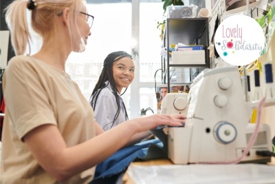 deux jeunes femmes discutant tout en travaillant sur leur machine à coudre