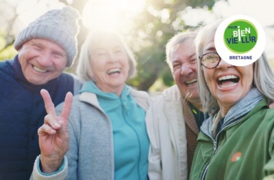 groupe de seniors souriant