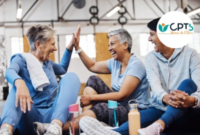 femmes seniors se tapant dans la main en riant à la fin d'une séance de sport collectif