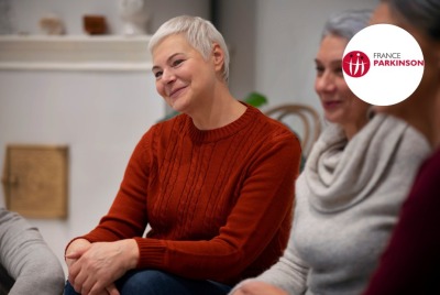 gros plan femme souriant dans un groupe de parole