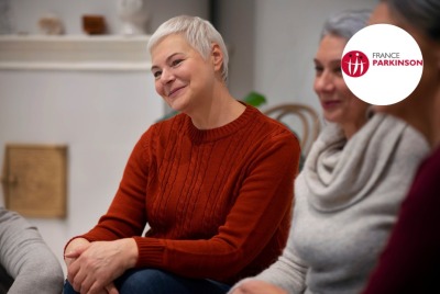 gros plan femme souriant pendant un groupe de parole