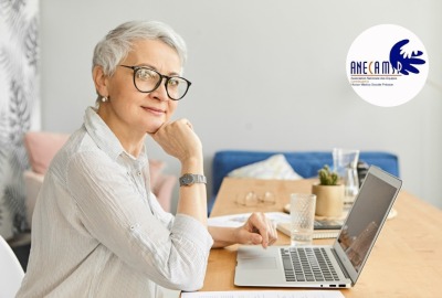 femme devant son ordinateur portable