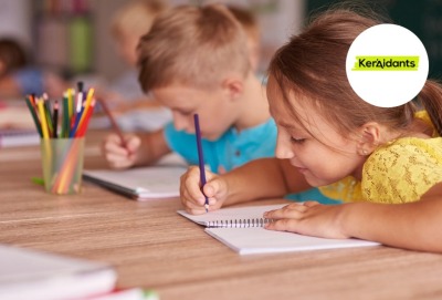 gros plan deux jeunes enfants dessinant