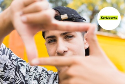 gros plan jeune faisant un cadre de photos avec ses mains devant son visage