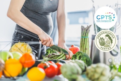 gros plan femme enceinte coupant des légumes