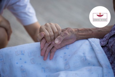 gros plan main d'une personne tenant celle d'une personne très âgée