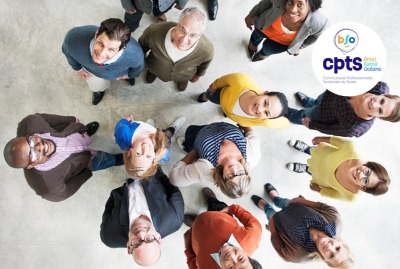 groupe de personnes regardant en l'air