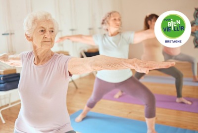 gros plan femme senior faisant du yoga pendant un cours collectif