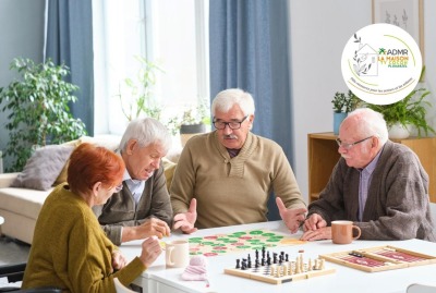 groupe de seniors faisant un jeu de société