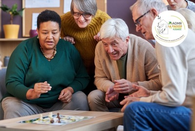groupe de seniors jouant à un jeu de société