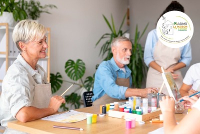 groupe de séniors pendant un atelier créatif collectif