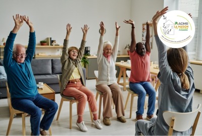 groupe de seniors dansant assis sur des chaises