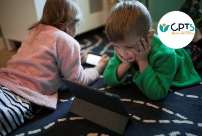 jeunes enfants allongés sur lit devant des écrans