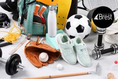 plusieurs équipements sportifs différents posés au sol