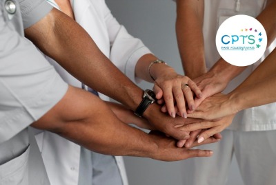 gros plan divers professionnels empilant leurs mains au centre de leur groupe