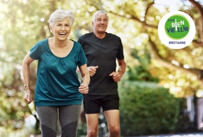 femme et homme senior faisant un jogging en souriant