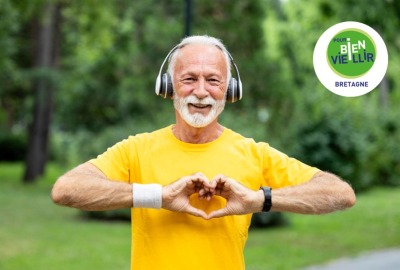 homme senior faisant une forme de cœur sur son torse avec ses mains, à la fin d'une séance de course à pied